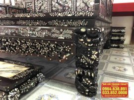 Chân lân khổ vuông liền khối, đục khảm họa tiết đẹp, tạo sự vững trãi và bề thế cho chiếc giường