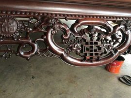 Phần chính giữa quây sập được chạm dơi “Phúc” nhậm chữ Thọ - ý nghĩa trường thọ, hạnh phúc