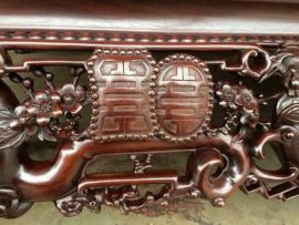 Cặp chữ Thọ 2 bên cánh quây sập tạo điểm nhấn và gia tăng ý nghĩa phong thủy