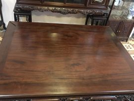 Mặt sập trơn với đường vân gỗ gụ đẹp, được lựa chọn tỉ mỉ