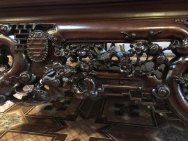 Họa tiết hoa mai được chạm tay mềm mại, từng đường nét uyển chuyển, có hồn