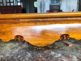 Yếm vén tạo từ tấm gỗ mun hoa liền, sơn PU bóng loáng