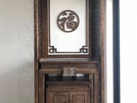 Tủ cơm được thiết kế 2 cánh có tay cầm, bề mặt trên thiết kế phẳng để đặt mâm cơm cúng, đồ cúng