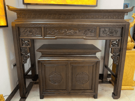 Các họa tiết khắc nổi tinh xảo tạo cảm giác thanh thoát nhưng chắc chắn