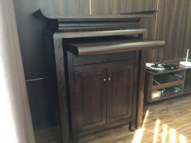 Mẫu tủ trơn, không khắc họa tiết để tôn đường vân đẹp của gỗ tự nhiên