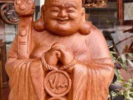 Gương mặt tượng Phật Di Lặc được đục khắc có hồn, nét mặt vui tươi, hoan hỉ