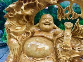 Tương Di Lặc đục khắc truyền thần với nét mặt an vui ngồi viên mãn, an nhàn dưới gốc tùng cổ thụ