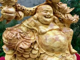 Phật Di Lặc ngồi vác đào, nét mặt hoan hỉ sẽ là vật phẩm phong thủy vượng khí cho căn phòng