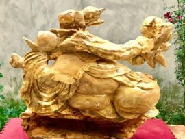 Mặt sau tượng Phật Di Lặc ngồi vác cành đào trường thọ - Gỗ Nu nghiến