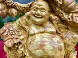 Từng nét đục khắc đều có hồn thể hiện được niềm vui, an lạc trên khuôn mặt Phật Di Lặc