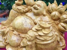 Hình ảnh túi tiền vàng, xâu tiền vàng treo lủng lẳng bên cạnh Phật Di Lặc là 1 sự sáng tạo độc đáo của dân gian, thể hiện mong ước đủ đầy, dư dả với tiền bạc chật túi của gia chủ