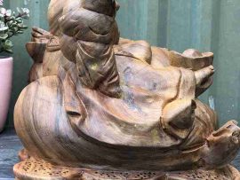 Góc ảnh bên phải của tượng gỗ bách xanh đục Phật Di Lặc