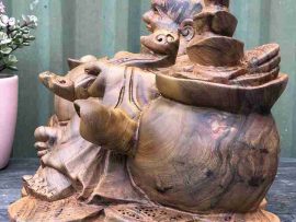 Góc bên trái của tượng gỗ bách xanh đục Phật Di Lặc