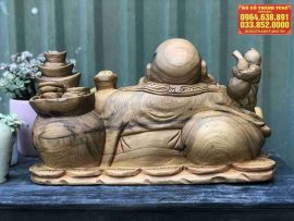 Mặt sau tượng gỗ Di Lặc cũng được đục khắc chi tiết