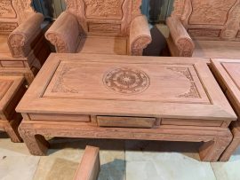 Mặt bàn gỗ hương đá nguyên khối đục tranh Trống đồng sắc nét với đường vân hoa đẹp, bàn có ngăn kéo cực tiện lợi