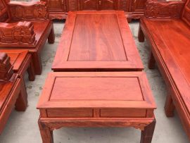 Mặt bàn và mặt đôn để trơn với đường vân gỗ đẹp độc nhất vô nhị. Khung tranh dày dặn với mộng gỗ mịn, tự nhiên chuẩn hàng cao cấp