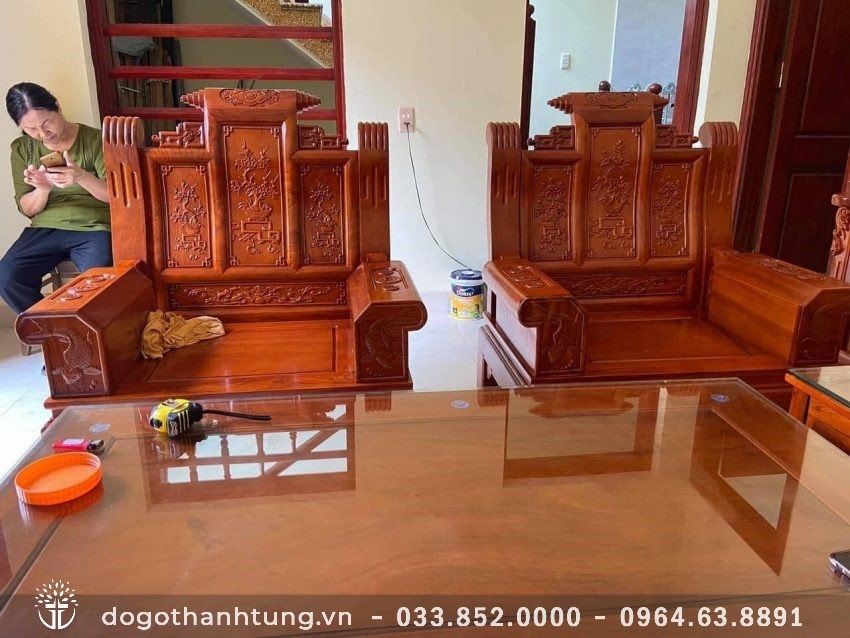 Mặt bàn lắp thêm kính bảo vệ khung tranh, tặng miễn phí kính bàn khi khách hàng mua trọn bộ sản phẩm 6 món