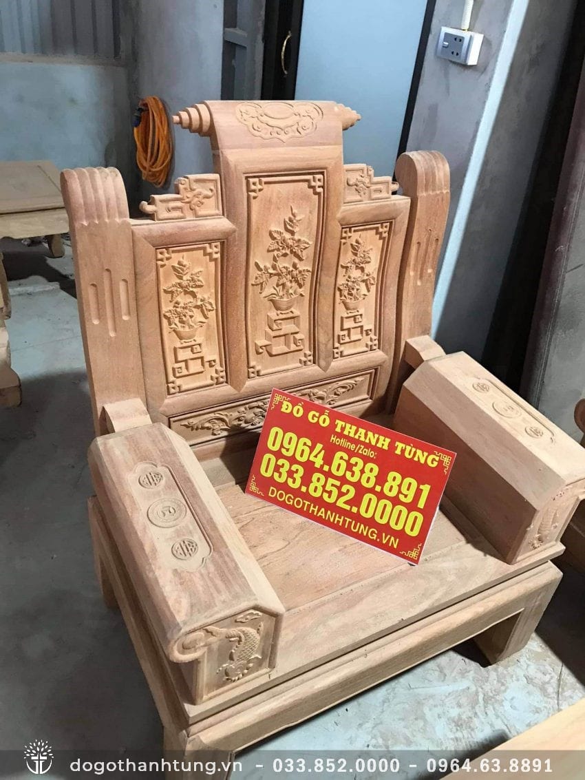 Từng đường nét đục nổi cuốn hút, hoa văn hài hòa tạo ra nét đẹp độc đáo của bộ ghế Âu Á