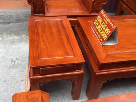 Bộ Âu Á có thêm 01 bàn ghép, bàn ghép này có thể dùng làm đôn kẹp giữa 2 ghế, vị trí đặt linh hoạt theo sở thích và nhu cầu của gia chủ