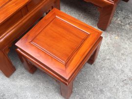 Đôn ghế vuông kích thước 40x40cm, mặt khuôn tranh dày dặn, vân gỗ đều và mịn