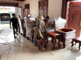 Bộ bàn ghế đã được mang vào phòng chờ đợi về đúng vị trí