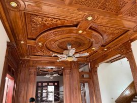 Bên trong dinh thự được ốp trần gỗ cực kỳ sang trọng, cùng tông màu với bộ bàn ghế