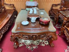 Mẫu bàn hoàng gia gỗ hương thơm - Mặt bàn trơn đóng khung tranh dày 4 phân, dạ bàn và chân bàn chạm hoa lá tây, uốn công mềm mại