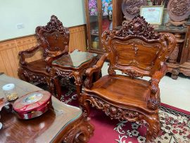 Ghế đơn kiểu dáng hoàng gia được chế tác 100% gỗ hương thơm quý hiếm, tay tựa ghế thanh thoát tạo điểm nhấn với đệm gỗ nhỏ phía trên. Mặt ván khung tranh với hoa vân ấn tượng