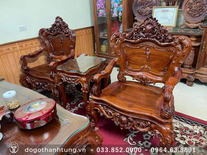 Ghế đơn kiểu dáng hoàng gia được chế tác 100% gỗ hương thơm quý hiếm, tay tựa ghế thanh thoát tạo điểm nhấn với đệm gỗ nhỏ phía trên. Mặt ván khung tranh với hoa vân ấn tượng
