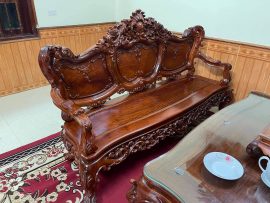 Đoản dài bộ Louis được chia thành 3 ô chạm hoa văn đơn giản nhưng càng nhìn càng thấy nghệ thuật. Đỉnh chương là ngọc bội, hoa hồng, hoa lá tây được cách điệu, phối kết hợp hài họa đậm chất châu Âu