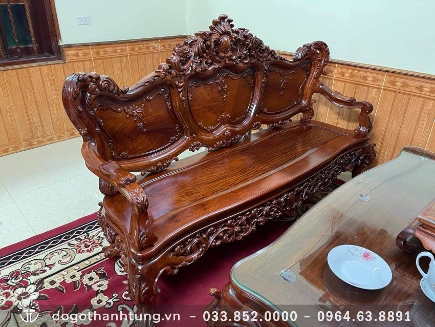 Đoản dài bộ Louis được chia thành 3 ô chạm hoa văn đơn giản nhưng càng nhìn càng thấy nghệ thuật. Đỉnh chương là ngọc bội, hoa hồng, hoa lá tây được cách điệu, phối kết hợp hài họa đậm chất châu Âu