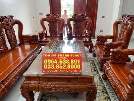 Mặt bàn bộ Quốc Voi được đục đẽo hoa văn tinh xảo, đóng khung tranh dày dặn 4cm