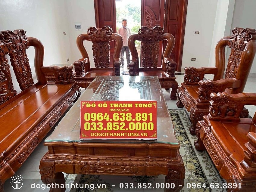 Mặt bàn bộ Quốc Voi được đục đẽo hoa văn tinh xảo, đóng khung tranh dày dặn 4cm