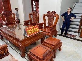 Vách ghế đục 2 mặt kênh bong với họa tiết voi chầu, voi gánh tiền; tay ghế đục Voi Tiền. Trong phong thủy Voi là biểu tượng của sự giàu sang, hạnh phúc, con cái đuề huề trong gia đình. Trong nhiều ý hiểu, Voi còn có ý nghĩa sinh sôi nảy nở cho các cặp vợ chồng hiếm muộn