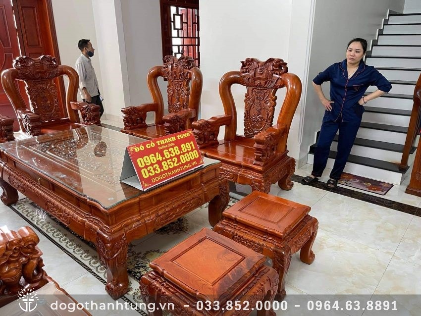 Vách ghế đục 2 mặt kênh bong với họa tiết voi chầu, voi gánh tiền; tay ghế đục Voi Tiền. Trong phong thủy Voi là biểu tượng của sự giàu sang, hạnh phúc, con cái đuề huề trong gia đình. Trong nhiều ý hiểu, Voi còn có ý nghĩa sinh sôi nảy nở cho các cặp vợ chồng hiếm muộn