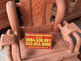 Tay cột liền chế tác từ khúc gỗ to để tiện tròn thành cái tay ghế mà không chắp ghép, gỗ chắc chắn và đều vân gỗ nên nhìn đẹp hơn hẳn so với tay cột ghép