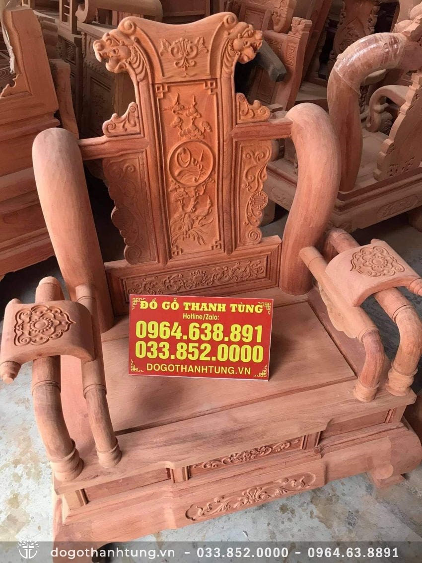 Tay cột liền chế tác từ khúc gỗ to để tiện tròn thành cái tay ghế mà không chắp ghép, gỗ chắc chắn và đều vân gỗ nên nhìn đẹp hơn hẳn so với tay cột ghép