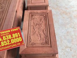 Mặt bàn ghép đục tranh Cá chép cửu ngư quần hội - biểu tượng cho sự kiên trì, bền chí, thu hút may mắn, tài lộc cho gia đình.