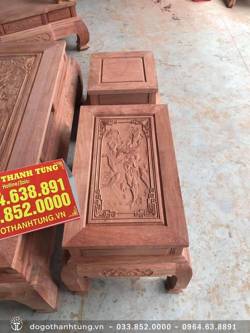 Mặt bàn ghép đục tranh Cá chép cửu ngư quần hội - biểu tượng cho sự kiên trì, bền chí, thu hút may mắn, tài lộc cho gia đình.