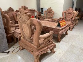 Bộ Quốc Nghê đỉnh đục tay hoàn toàn, mặt trước cũng như mặt sau đều được nghệ nhân chăm chút tỉ mỉ