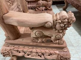 Tay gỗ gõ liền khối đục Nghê chầu ngạo nghễ, nét đục tinh xảo và có hồn