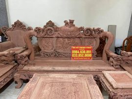 Đoản ghế dài chương ghế, mặt ghế nguyên tấm lựa vân đẹp. Vách chạm nổi Tam sư vờn cầu và Rồng múa một cách kỳ công và cẩn thận