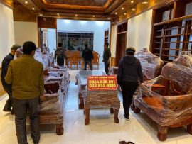 Bộ bàn ăn và bàn ghế phòng khách đã được kê vừa đẹp vào trong nhà