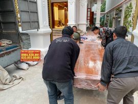 Là hàng cao cấp sử dụng gỗ tự nhiên nguyên tấm nên bộ sản phẩm rất nặng. Bác Khiển đã nhờ thêm cả hàng xóm sang giúp để kê được bộ bàn ghế vào nhà