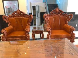 Mặt bàn đục nổi sắc nét tranh cá chép trong đầm sen, có thêm lớp kính trong suốt bảo vệ mặt bàn