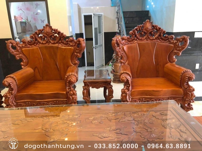 Mặt bàn đục nổi sắc nét tranh cá chép trong đầm sen, có thêm lớp kính trong suốt bảo vệ mặt bàn