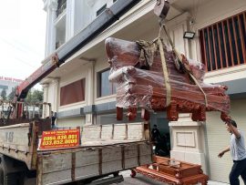 Bộ sản phẩm nguyên khối gỗ hương đá nên rất nặng. Vì vậy chúng tôi đã phải nhờ tới xe cẩu để đưa được bộ bàn ghế lên được phòng khách tầng 2