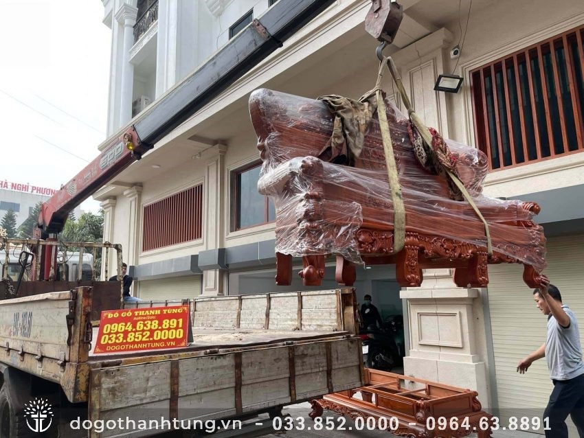 Bộ sản phẩm nguyên khối gỗ hương đá nên rất nặng. Vì vậy chúng tôi đã phải nhờ tới xe cẩu để đưa được bộ bàn ghế lên được phòng khách tầng 2