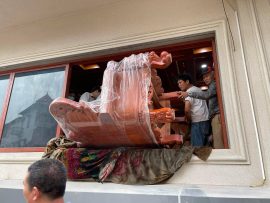 Nhờ tới cả sự hỗ trợ của hàng xóm nhà bác Minh để đưa được trọn bộ sản phẩm vào phòng khách