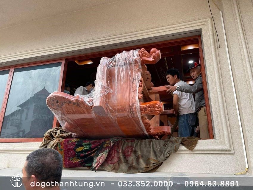 Nhờ tới cả sự hỗ trợ của hàng xóm nhà bác Minh để đưa được trọn bộ sản phẩm vào phòng khách